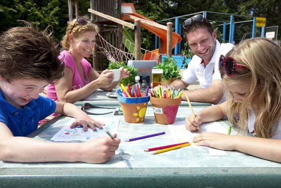 Kinder mit Malbild | Kustpark Egmond aan Zee