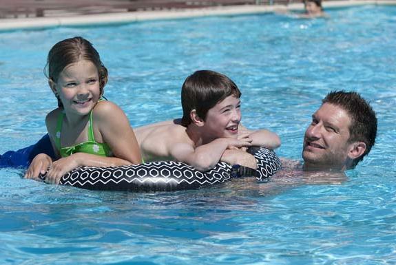 Familie im Außenswimmingpool | Kustpark Egmond aan Zee